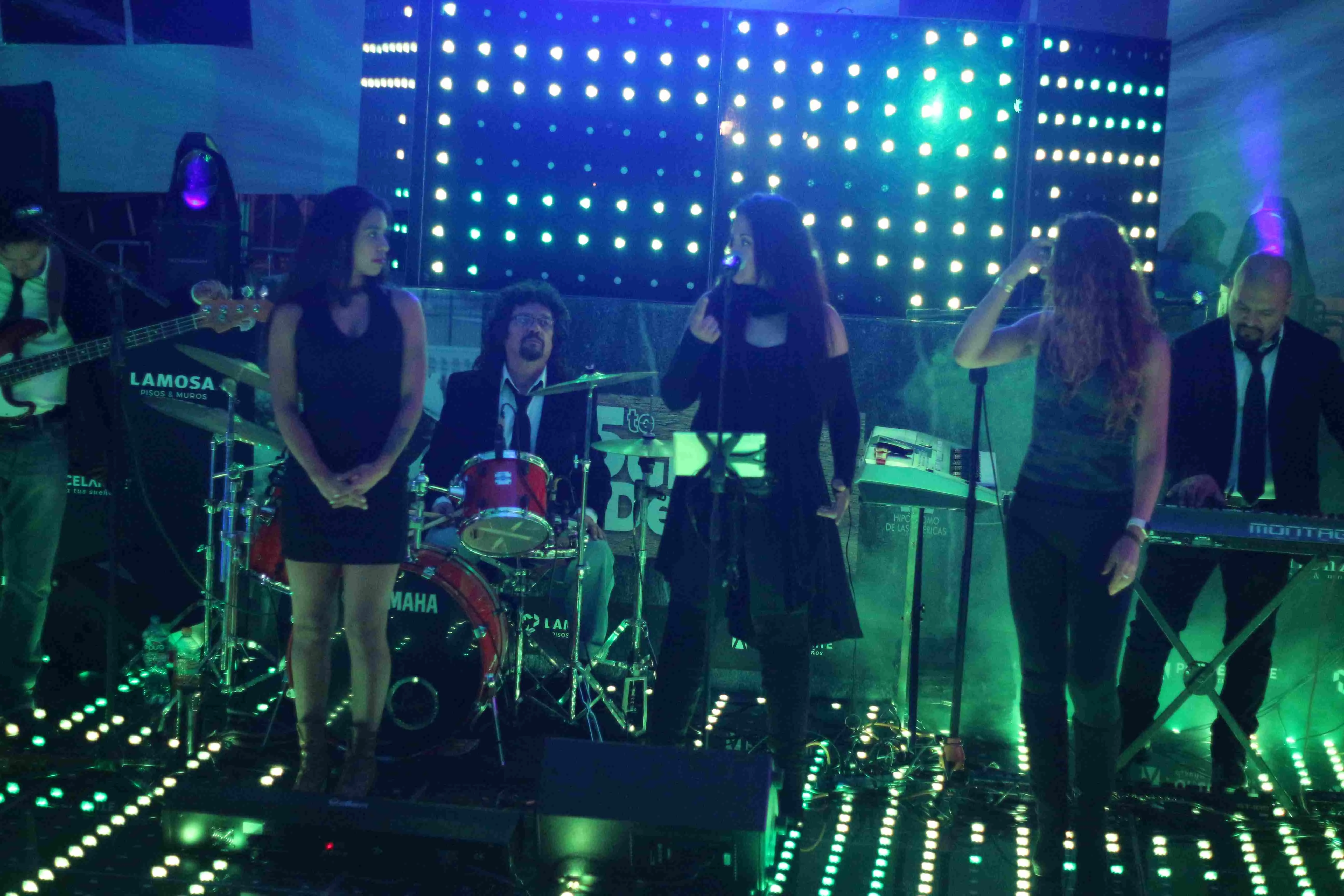 Grupo musical La Célula en show